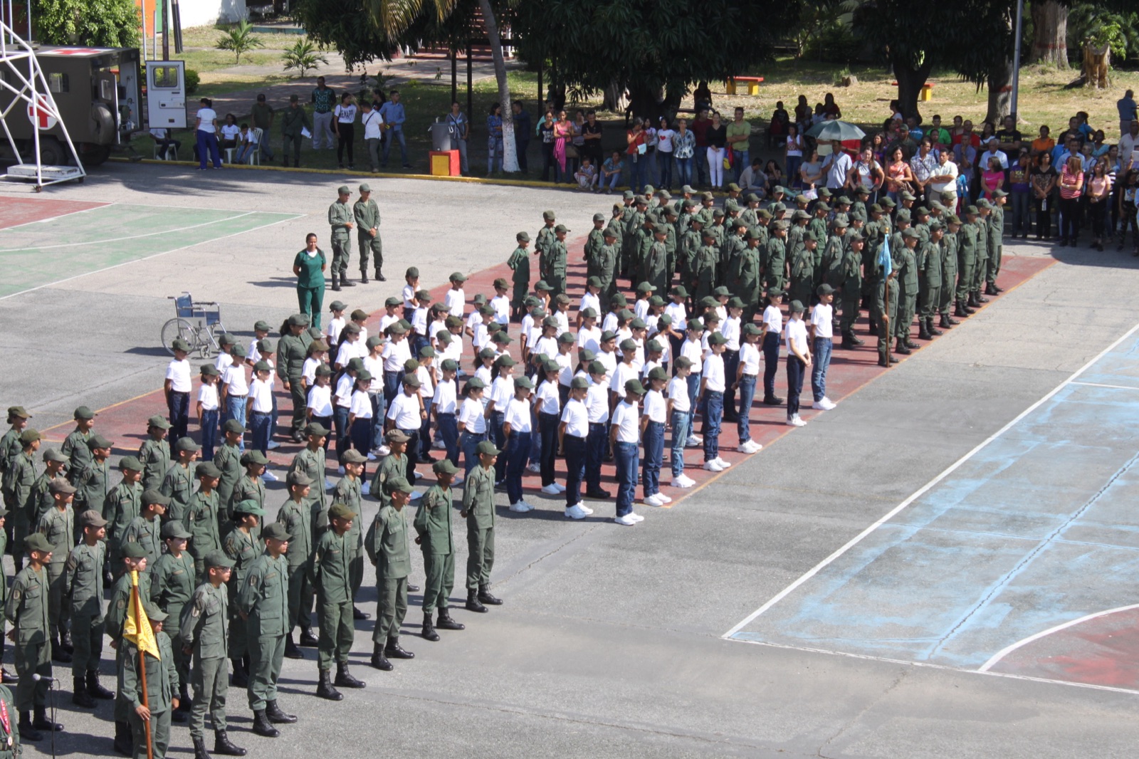 Grupo de cadetes de la promoción Limiliber cubiertos de barro tras finalizar el periodo de campo