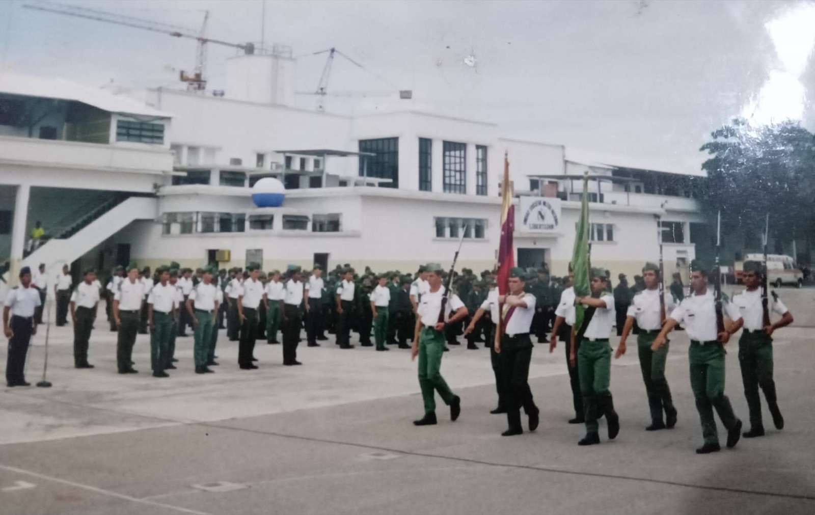 Desfile de cadetes frente a la fachada original del Liceo Militar Libertador