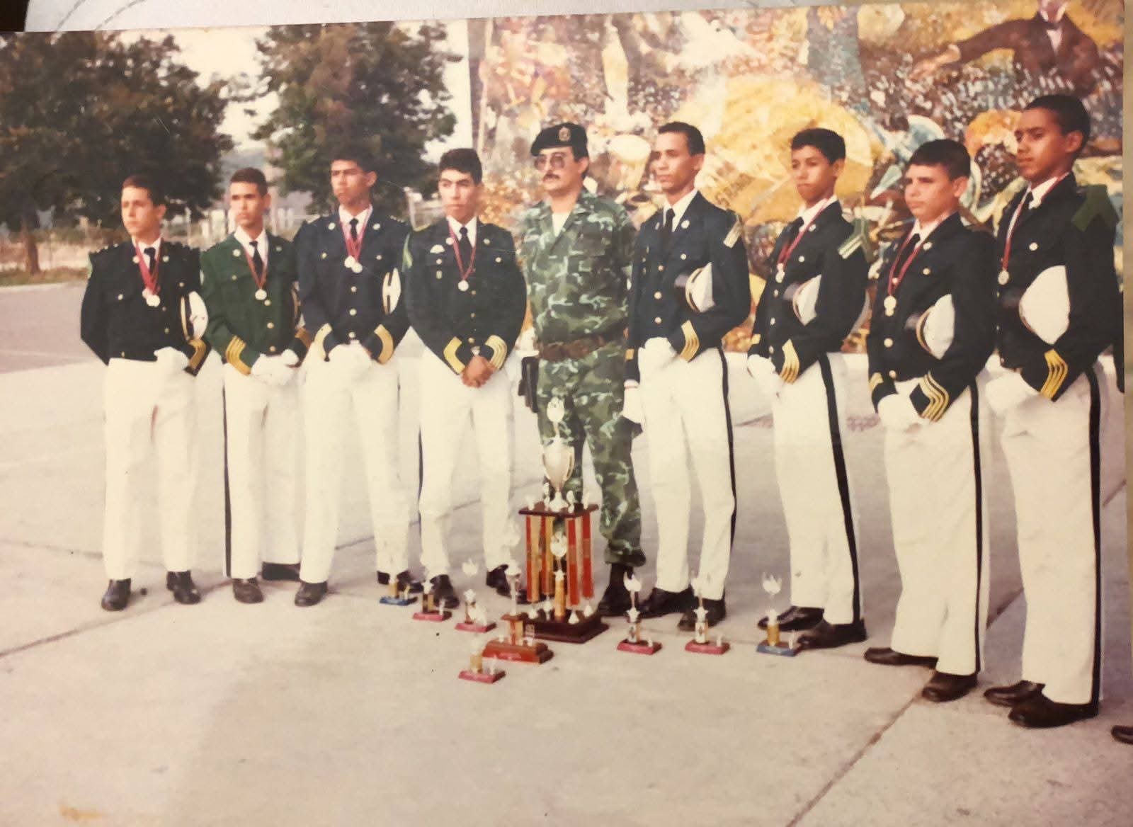 Premiación a cadetes destacados con medallas y trofeos institucionales