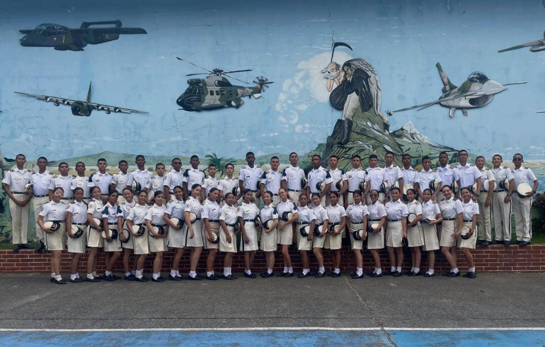 Cadetes Limiliber frente al mural institucional del Liceo Militar Libertador