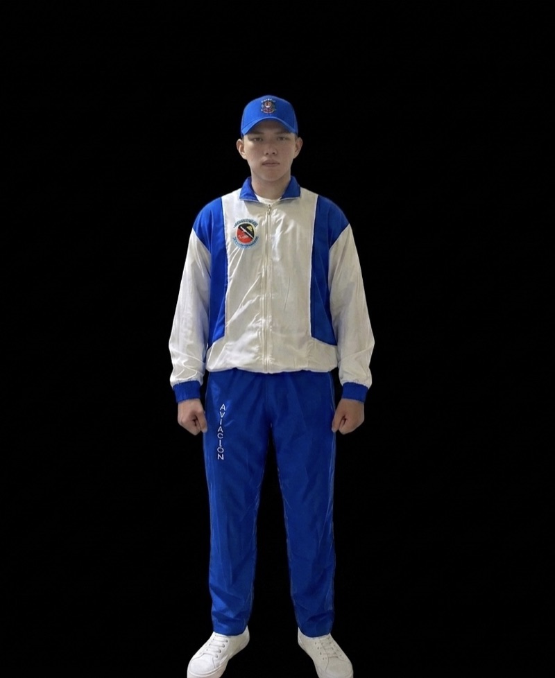 Cadete Limiliber con uniforme Mono de Deporte: gorra azul, mono deportivo Limiliber y zapatos blancos.