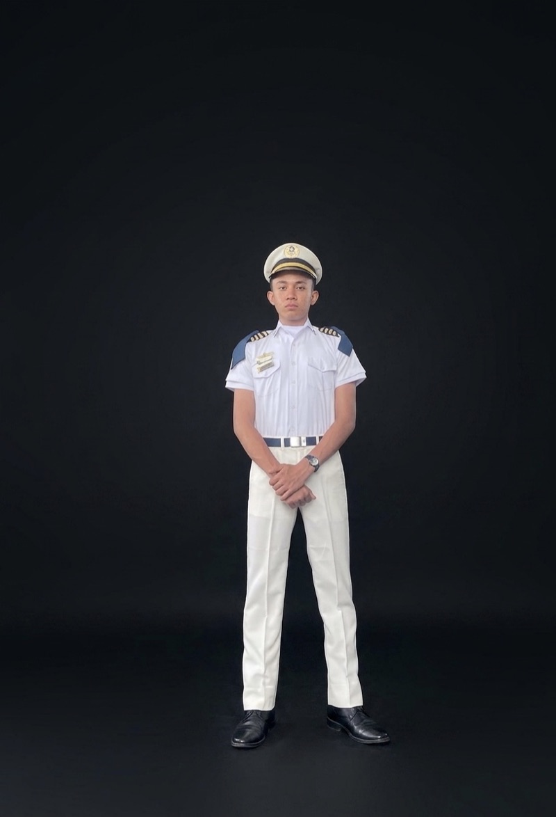 Cadete Limiliber con uniforme Tropical: keepy, camisa blanca con palas e insignias, pantalón beige y brodequines.